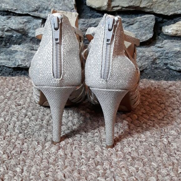 Fergalicious by Fergie silver open toe heel shoes sz 8 - Picture 4 of 9